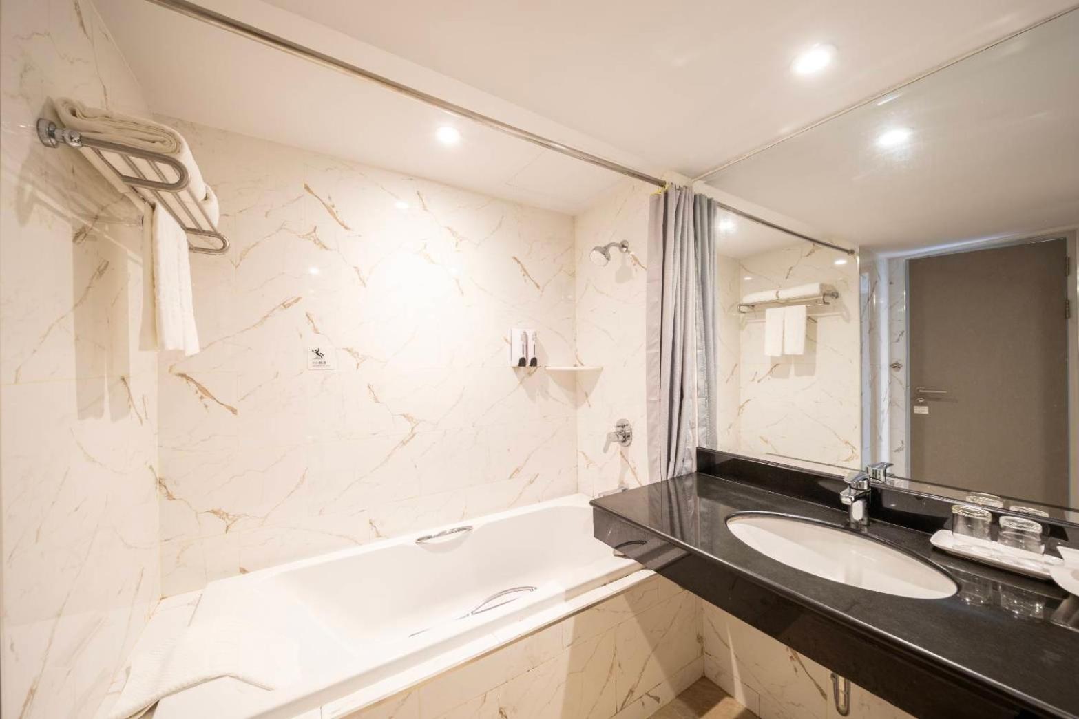 New Season Hotel Хатъяй Экстерьер фото