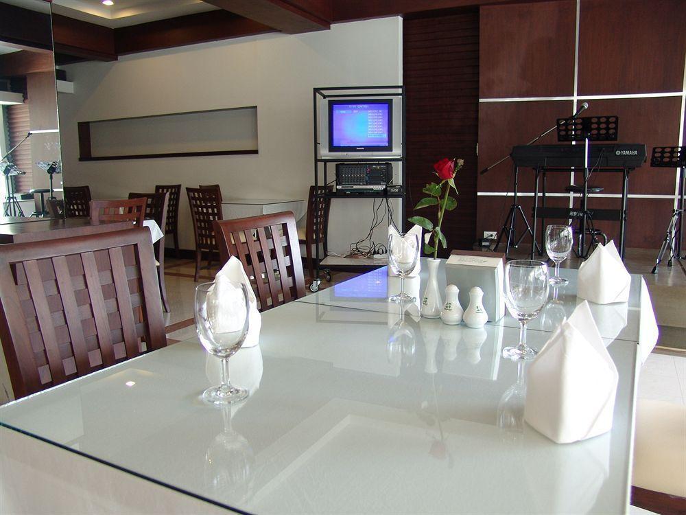New Season Hotel Хатъяй Экстерьер фото