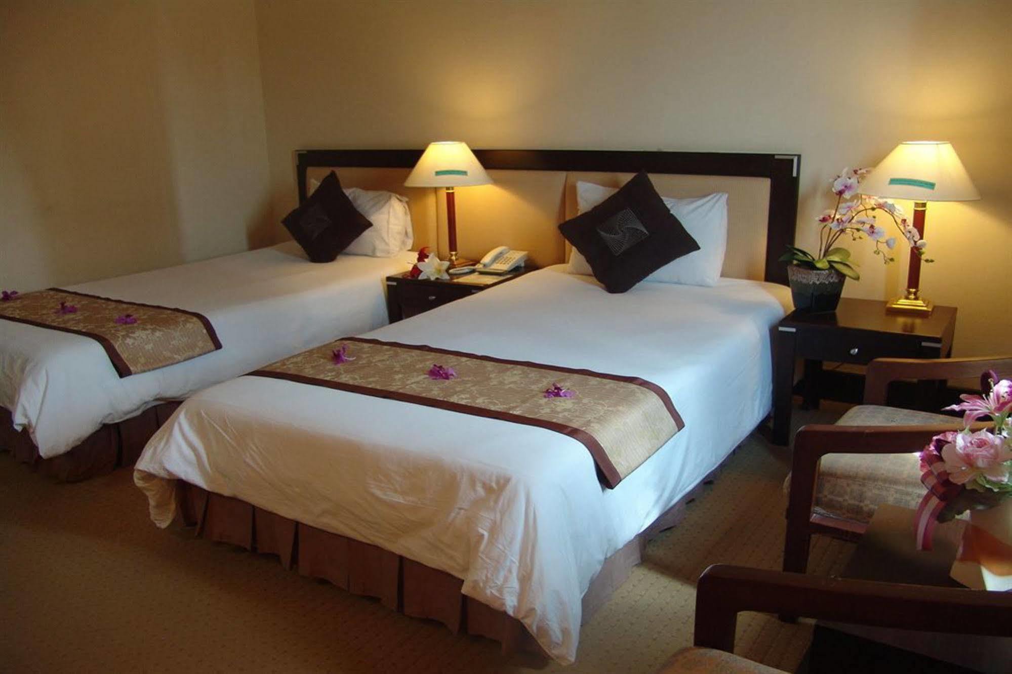 New Season Hotel Хатъяй Экстерьер фото